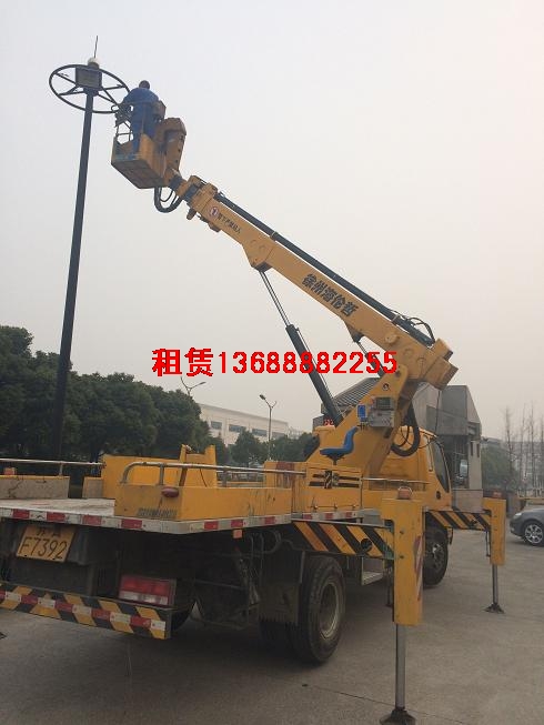 24米高空作业车在维修路灯