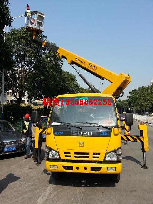 24米高空车在修路灯